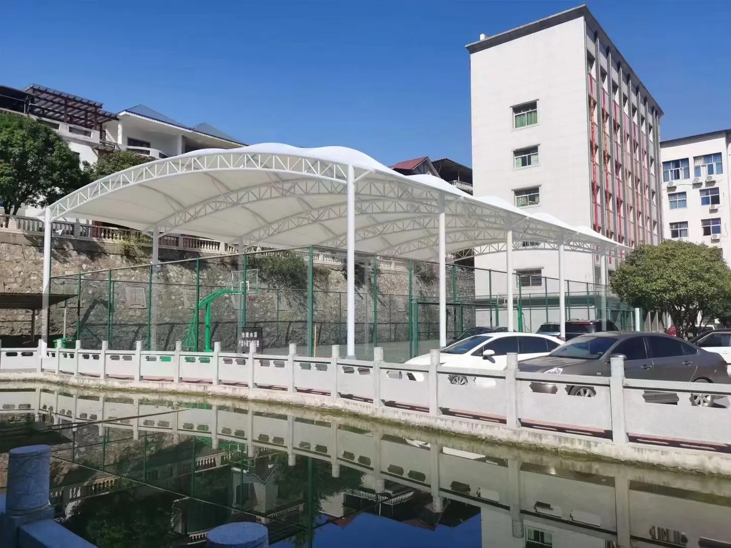 贵州铜仁园区停车棚总在漏水生锈？源头膜结构厂家：按本地气候选材，避开三大坑